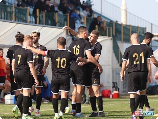 שחקני הפועל הרצליה חוגגים בשבוע שעבר (וואסים מוואסי)